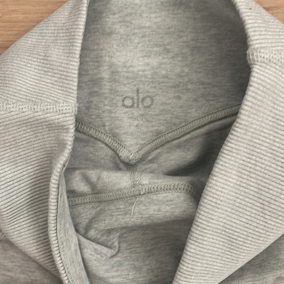 Alo legging size small.  Very light pilling and small marks. All shown in photos - Picture 2 of 8